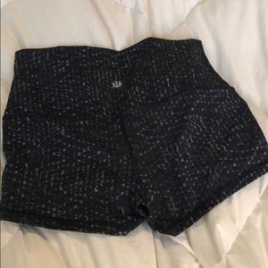 Lululemon 2.5” wunder under shorts